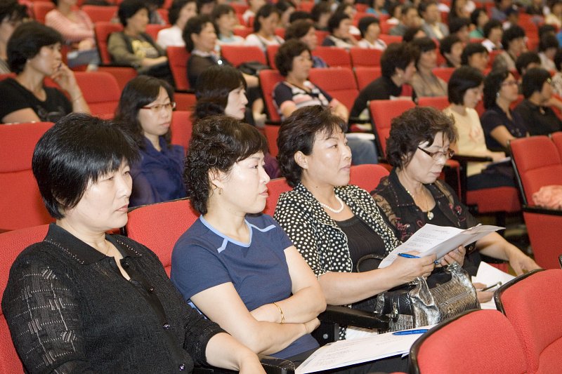 객석에 앉아 시장님의 말씀을 듣고 계신 사람들1