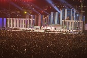 무대 위에서 공연을 하고 있는 가수들과 무대를 보고 있는 사람들1사진(00011)