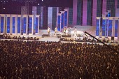 무대 위에서 공연을 하고 있는 가수들과 무대를 보고 있는 사람들2사진(00012)