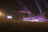 무대 위에서 공연을 하고 있는 가수들과 무대를 보고 있는 사람들3사진(00013)