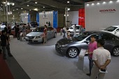 자동차 EXPO에 전시된 차를 구경하고 있는 사람들1사진(00001)