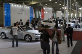 자동차 EXPO에 전시된 차를 구경하고 있는 사람들8사진(00016)