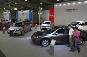 자동차 EXPO에 전시된 차를 구경하고 있는 사람들12사진(00020)