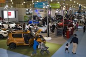 자동차 EXPO에 전시된 차들을 구경하고 있는 사람들1사진(00001)