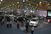 자동차 EXPO에 전시된 차들을 구경하고 있는 사람들3사진(00006)