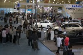 자동차 EXPO에 전시된 차들을 구경하고 있는 사람들5사진(00008)