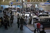 자동차 EXPO에 전시된 차들을 구경하고 있는 사람들6사진(00009)