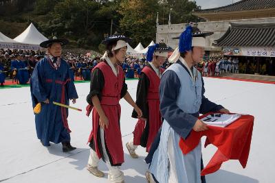 고창모양성기를 옮기고 있는 모습1