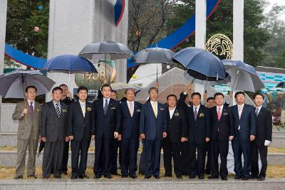 기념탑앞에서 우산을 쓰고 사진을 찍고 계신 관련인사들과 부시장님3