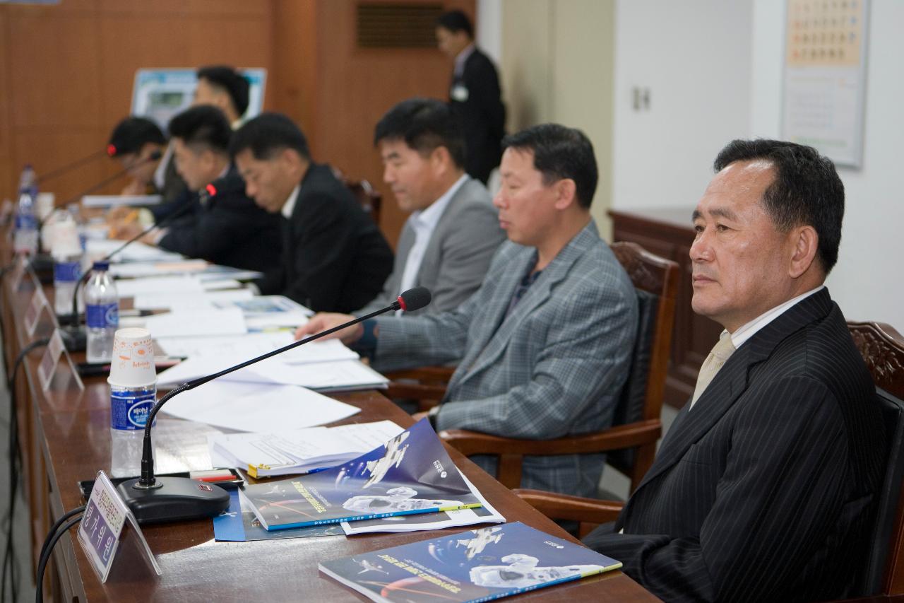 항공우주박물관공모에 대한 회의를 하기위해 모여 앉아있는 관련인사들