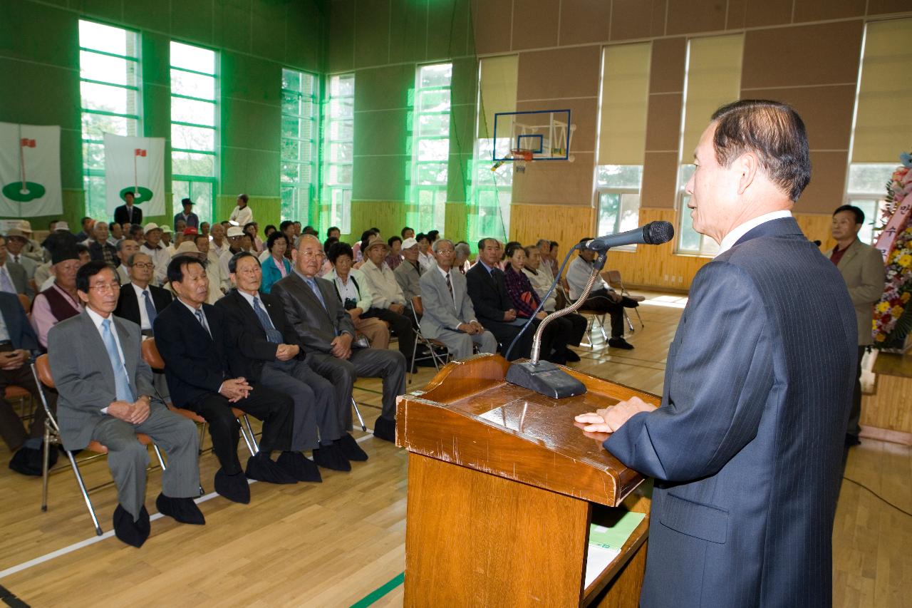 앞에서 말씀하고 계신 시장님과 자리에 앉아 듣고 계신 어르신들6