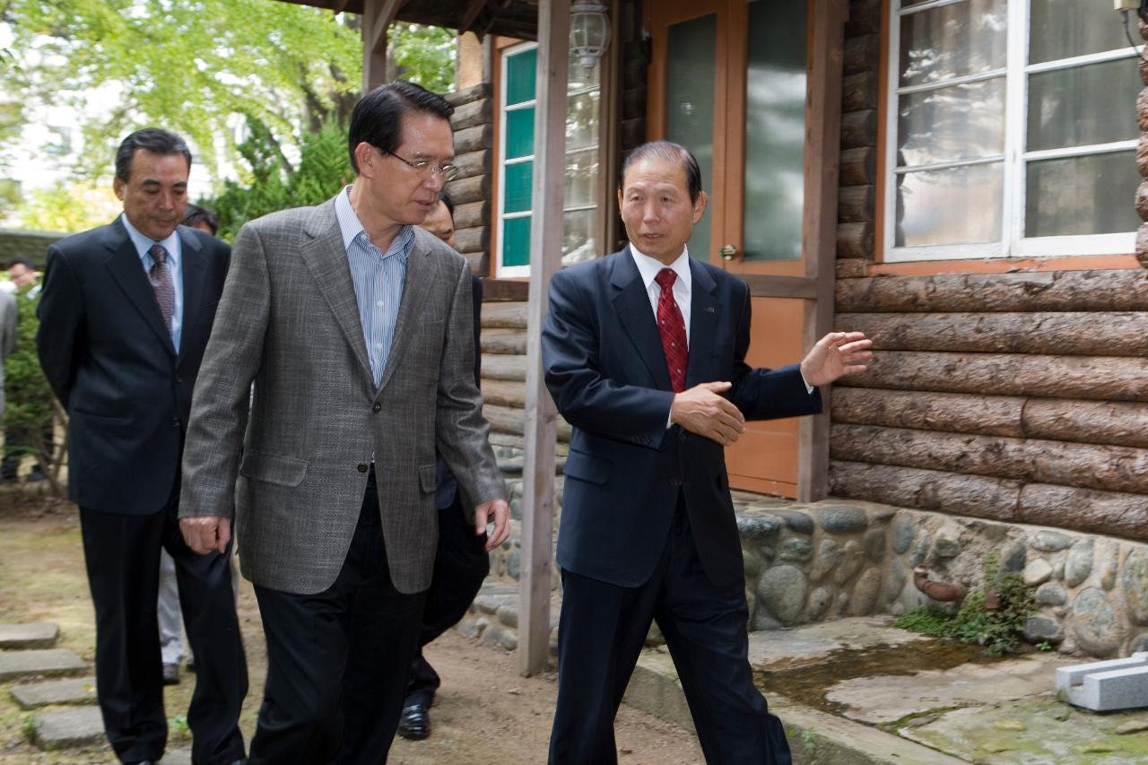 길을 걸으며 김형오국회의원께 설명을 하고 계신 시장님1