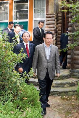 길을 걷고 있는 시장님과 관련인사들과 김형오국회의원