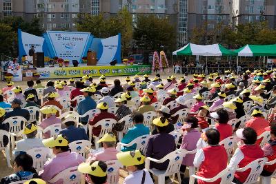 앞에서 말씀하고 계신 관련인사와 의자에 앉아 듣고 계신 사람들2