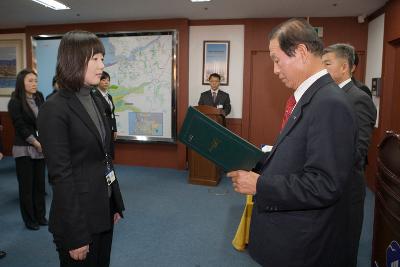 사령장을 교부하고 계시는 시장님15