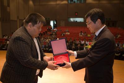 상패를 수여하고 계시는 관련인사2