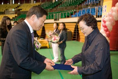 상을 수여하고 계신 부시장님1