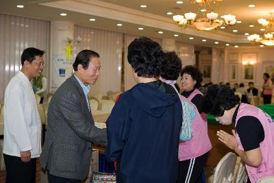 사람들과 악수를 하고 계시는 시장님