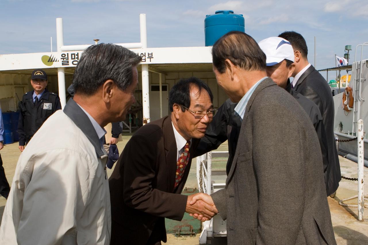 고군산군도에 방문해 관련인사와 악수를 나누고 있는 시장님1