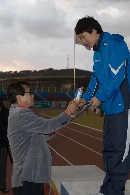 상패를 수여하고 있는 관련인사