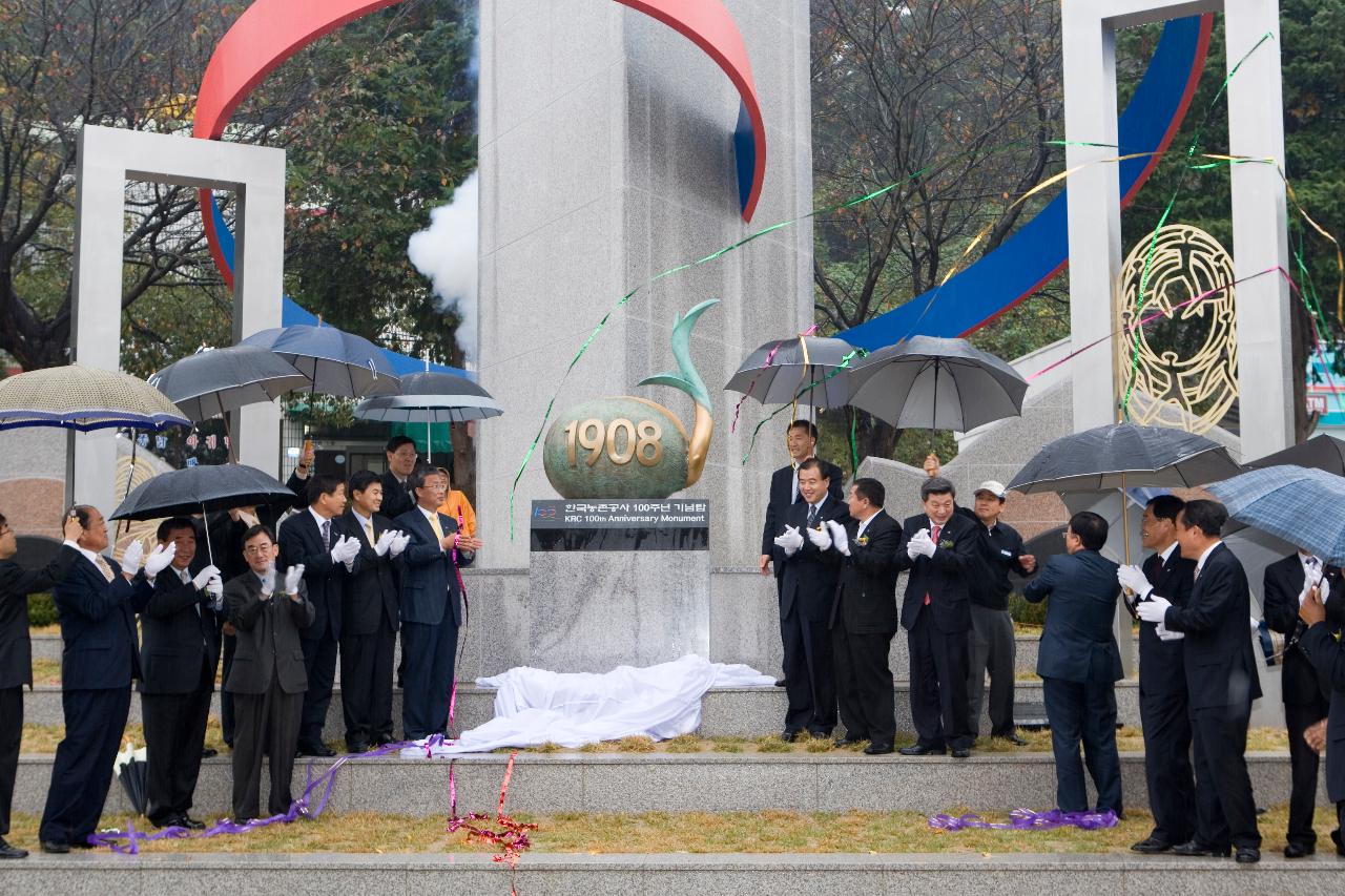 우산을 쓰고 제막식을 하고 있는 관련인사들과 부시장님4