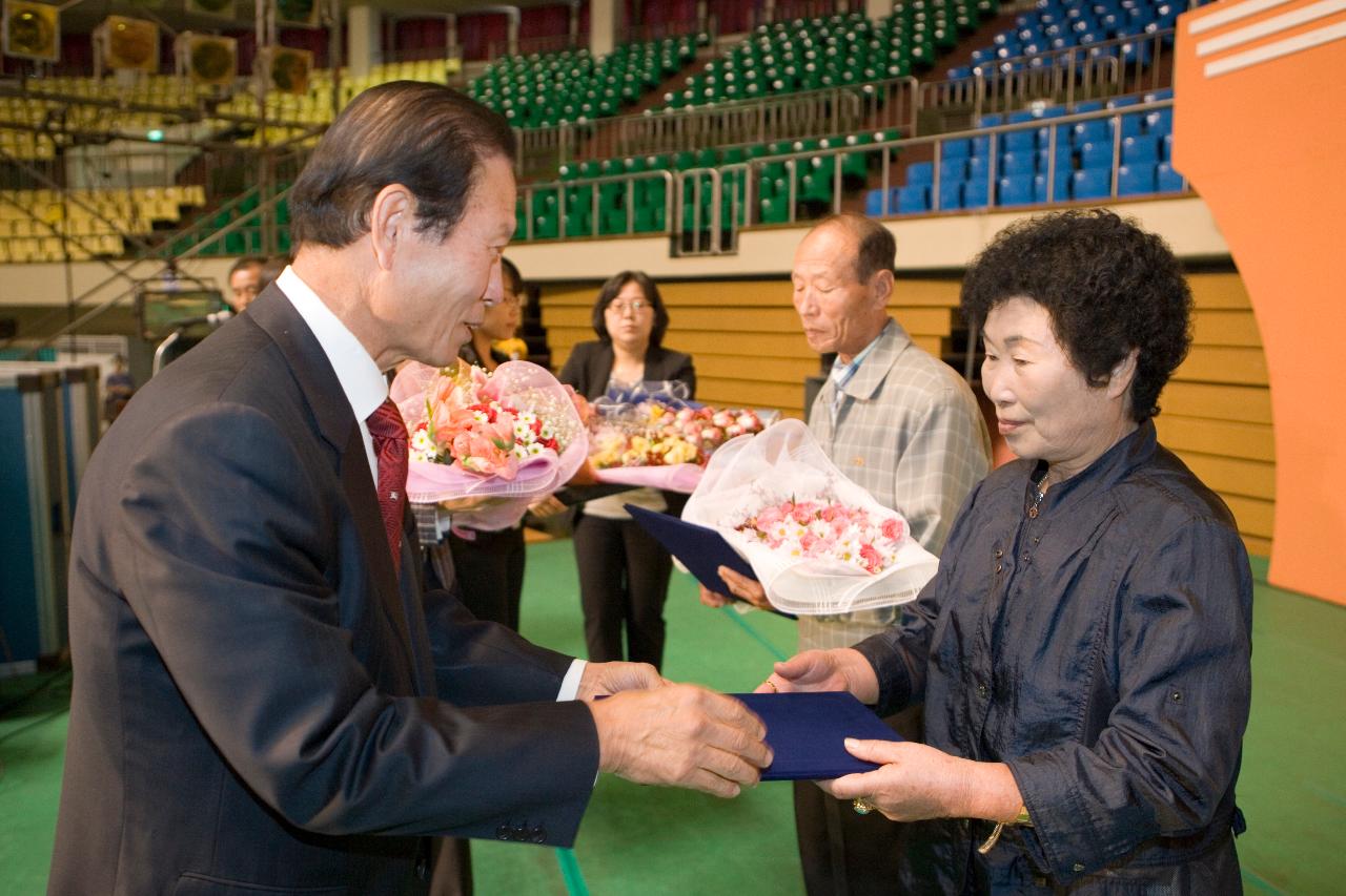 상장을 수여하고 계신 시장님4