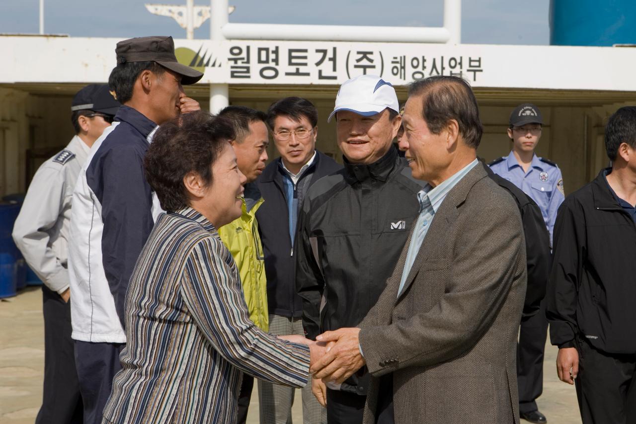 고군산군도에 방문해 관련인사와 악수를 나누고 있는 시장님2