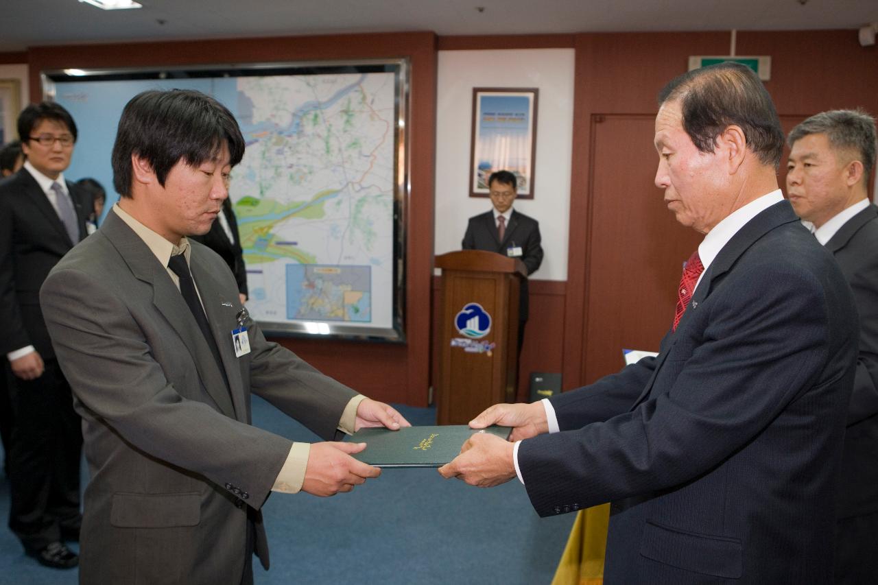 사령장을 교부하고 계시는 시장님5