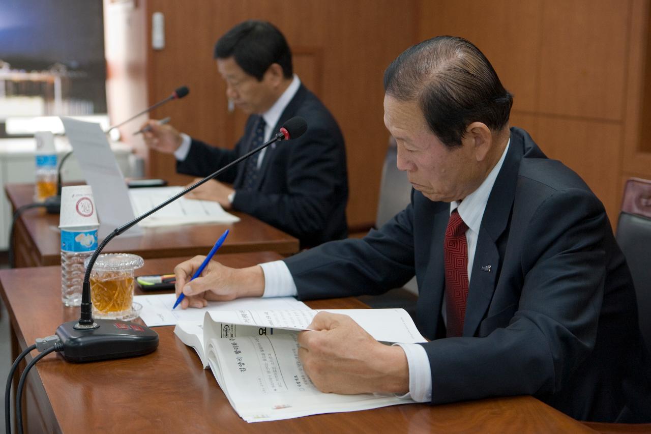 2009 주요업무보고회를 하기 위해 자리에 앉아 있는 시장님과 관련인사들8