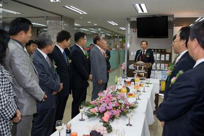 앞에서 말씀하고 계시는 시장님과 테이블 앞에 서서 듣고 계신 관련인사들