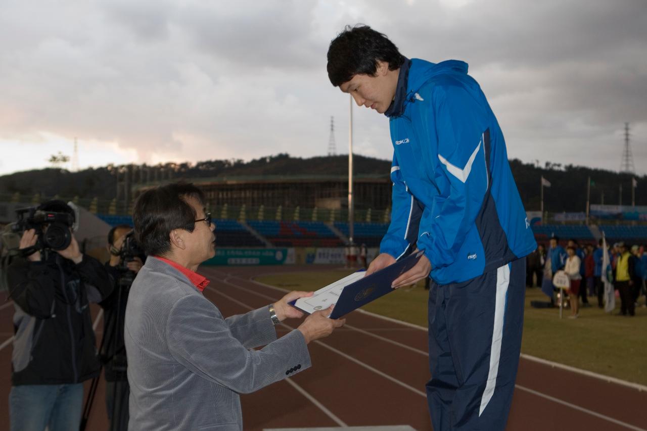 상장을 수여하고 있는 관련인사