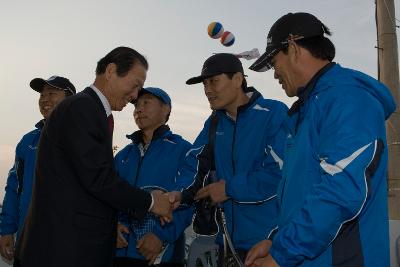 관련인사들과 악수를 나누고 계신 시장님2