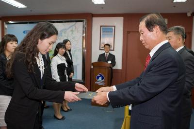 사령장을 교부하고 계시는 시장님9