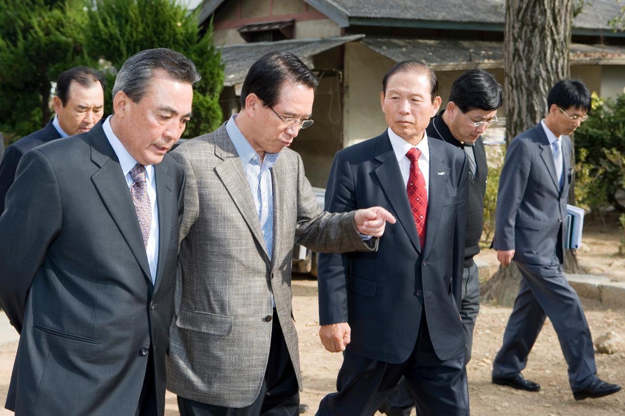 길을 걸으며 김형오국회의원께 설명을 하고 계신 시장님3