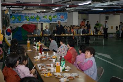 일어나 말씀하고 계신 시장님과 자리에 앉아 듣고 계신 사람들2