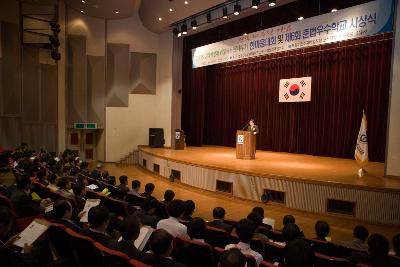 무대 위에서 말씀하고 계신 관련인사와 자리에 앉아 듣고 계신 사람들2