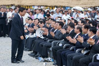 박수를 받으며 자리로 오고 있는 부시장님