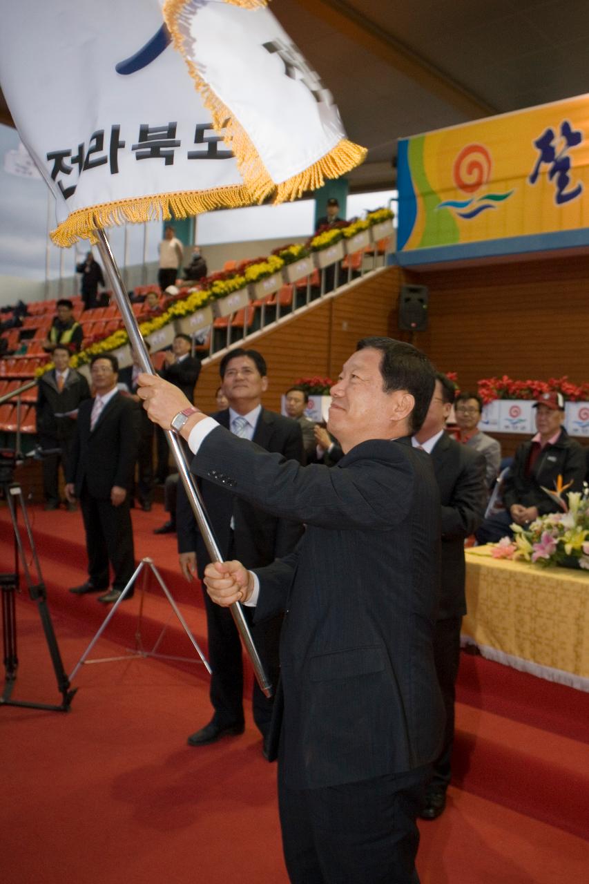 도민체전 폐회식에서 깃발을 흔들고 있는 부시장님