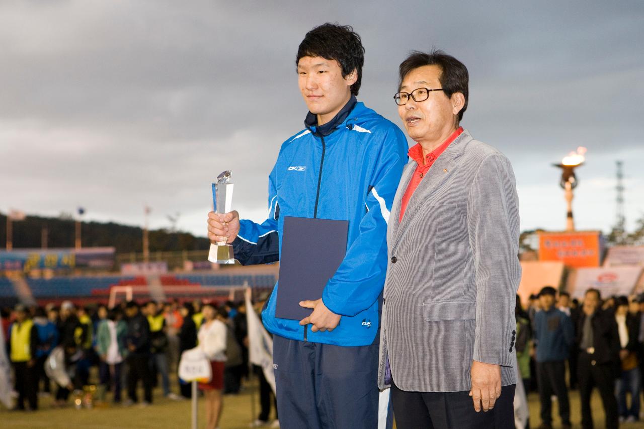 상패와 상장을 들고 관련인사와 사진을 찍고 있는 모습