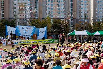 자리에 앉아 무대를 보고 계신 사람들