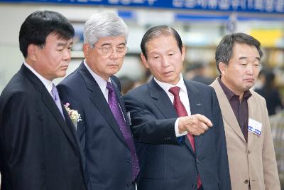 도시계획도를 가리키며 말씀하시는 문동신 시장님과 관계자분들1