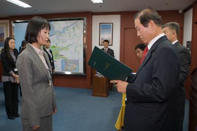 사령장을 교부하고 계시는 시장님14