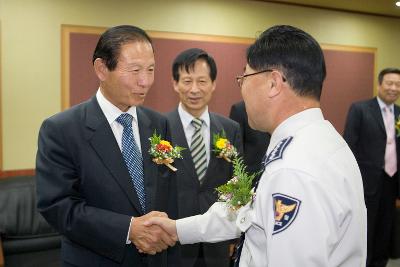 경북김천자매도시를 방문해 악수를 나누고 계신 시장님2