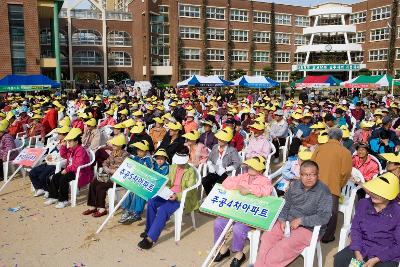 무대를 보며 듣고 계신 사람들