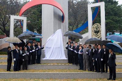 우산을 쓰고 제막식을 하고 있는 관련인사들과 부시장님2