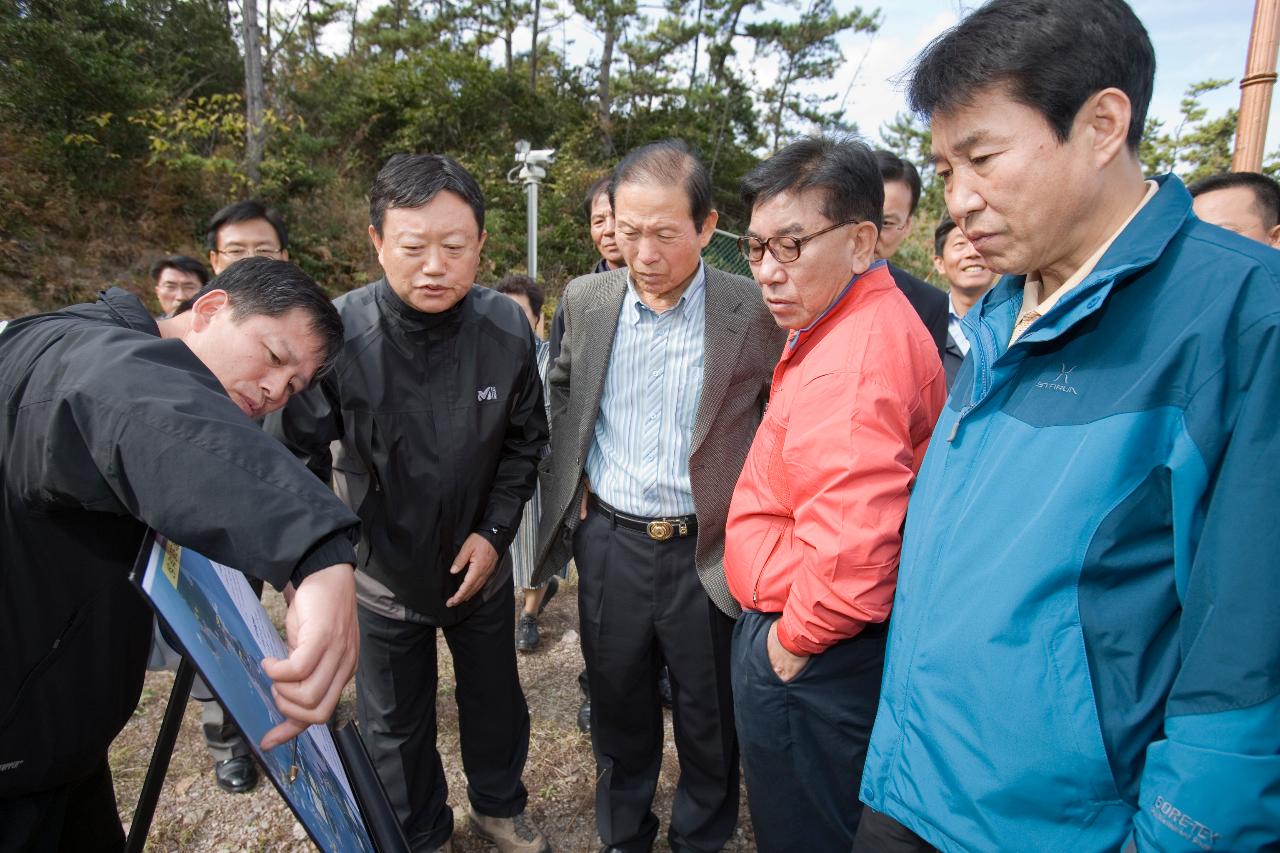 밖으로 나와 설계도를 보며 말씀을 나누고 계신 시장님과 관계자들3