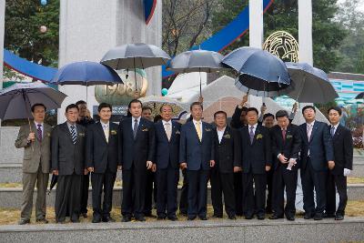 기념탑앞에서 우산을 쓰고 사진을 찍고 계신 관련인사들과 부시장님2