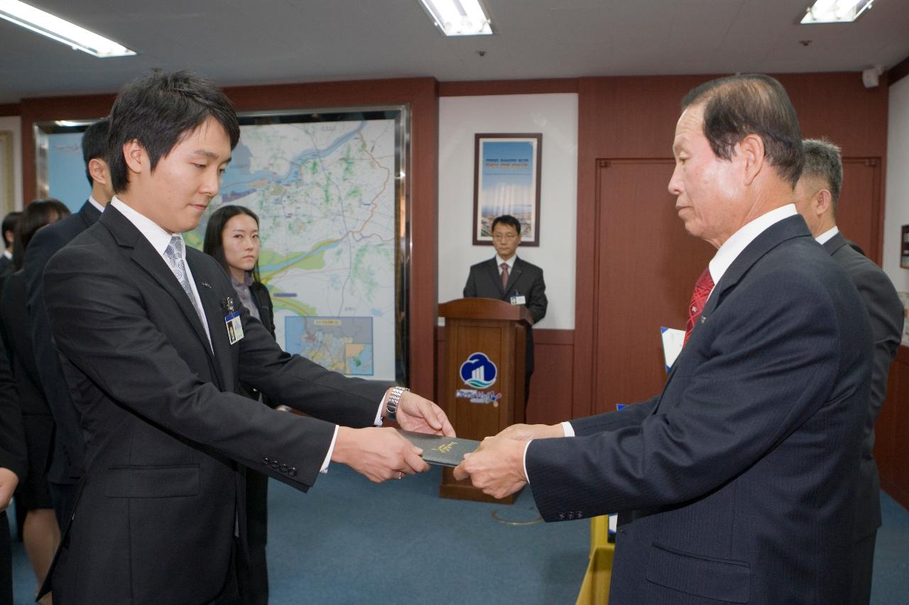 사령장을 교부하고 계시는 시장님20