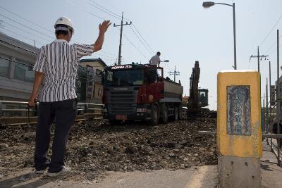 철거작업중인 포크레인과 지시하고 있는 직원2