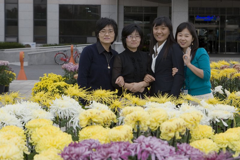 국화꽃 전시회에서 꽃과 함께 사진을 찍고 있는 사람들1